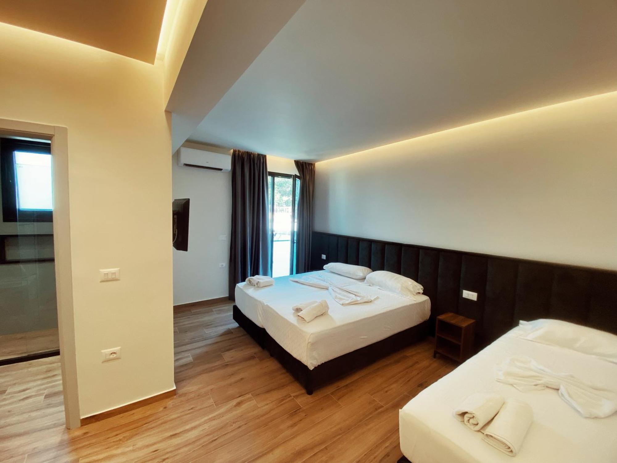 Adriatik Hotel Vlore Luaran gambar